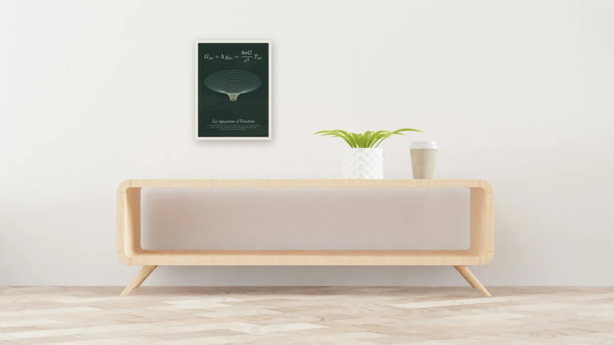 Les équations d’Einstein · Tableau noir : affiche encadrée blanc au-dessus d'une console de 160 cm